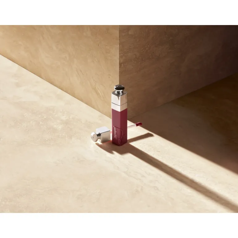 DIOR ADDICT LIP TINTTinte de labios que no transfiere - 94 % de ingredientes de origen natural